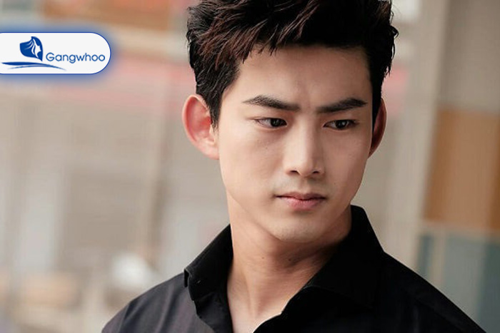 Lông mày hình kiếm là kiểu lông mày dài vượt qua đuôi mắ