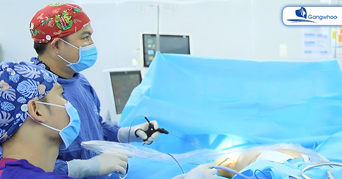 Bs. Cường sử dụng thiết bị nội soi trong quá trình tạo hình 6 múi