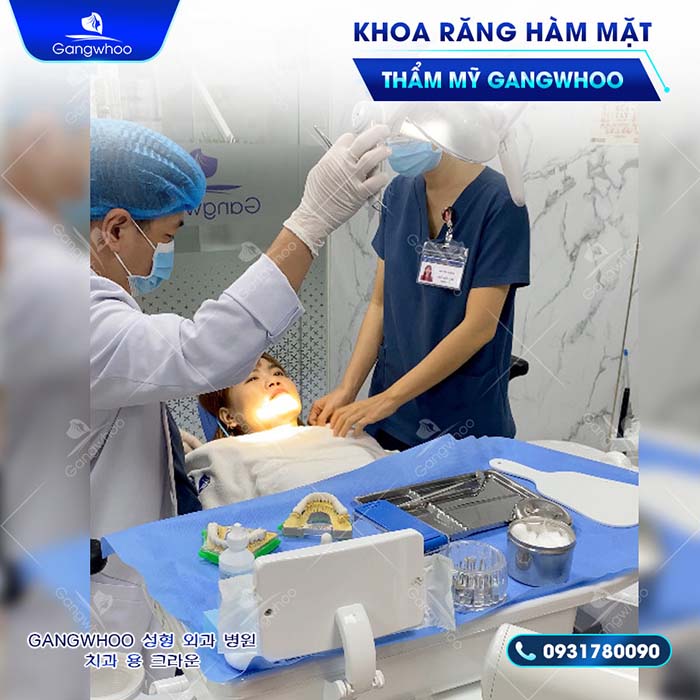 Bác sĩ sẽ tiến hành vệ sinh răng miệng trước khi trám
