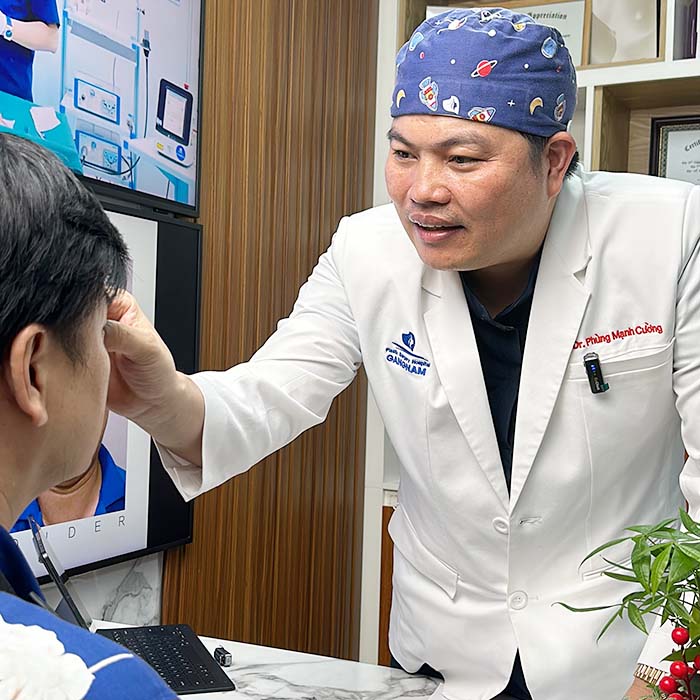 Bs thăm khám và phân tích khuyết điểm mũi