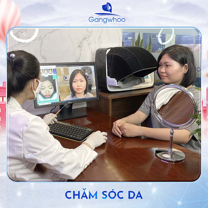 Bác sĩ phân tích làn da thông qua thiết bị soi da tiên tiến
