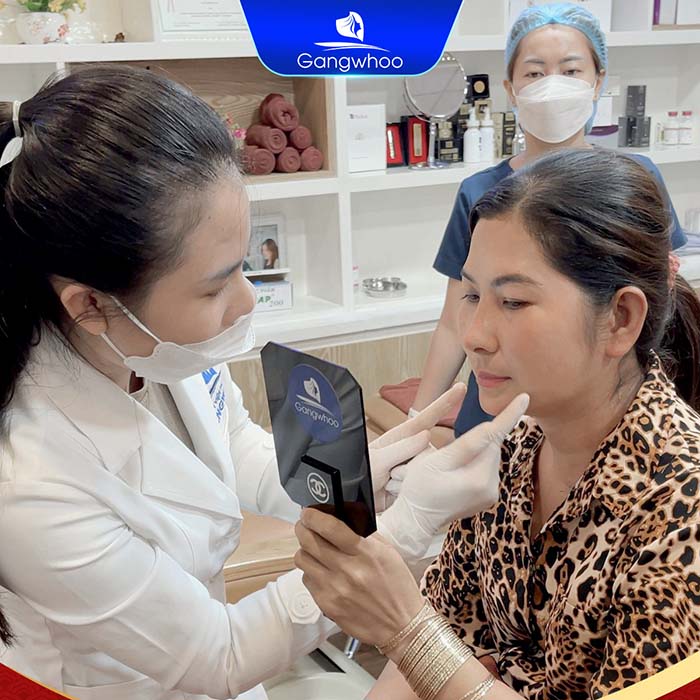 Bác sĩ Da liễu thăm khám và lên phác đồ điều trị