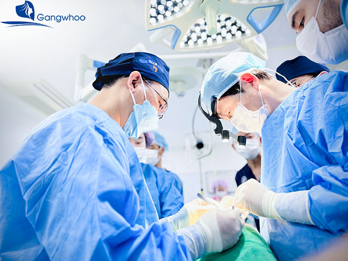 Bác sĩ Robert tiến hành nâng mũi cùng GS. Dong Hak Jung - Chuyên gia chỉnh hình mũi hàng đầu Hàn Quốc