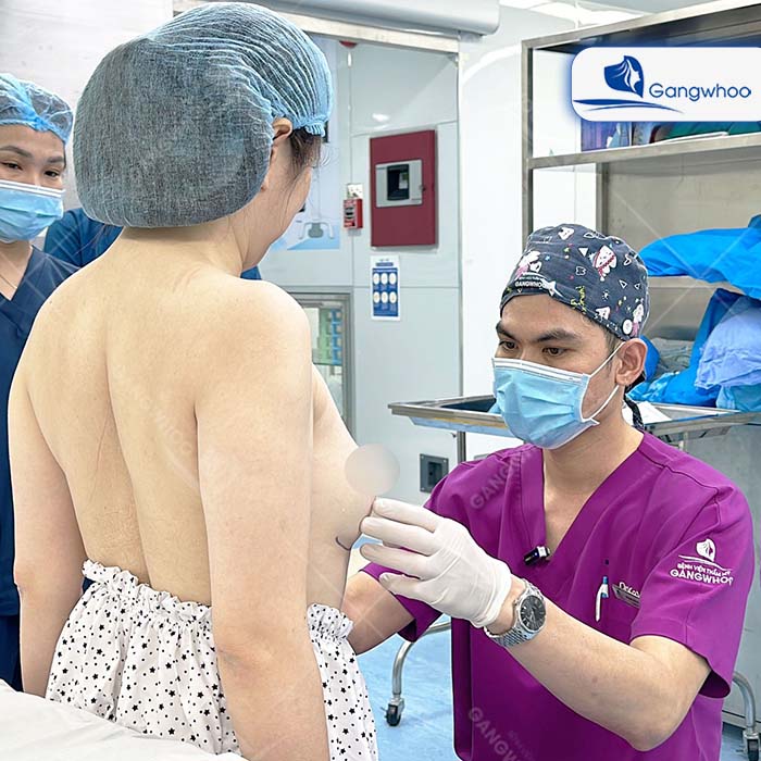 Bác sĩ sẽ đo đạc, phác thảo và lựa chọn túi ngực cũng như size túi ngực phù hợp