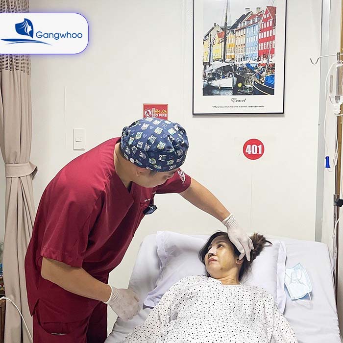 Bác sĩ thăm khám khách hàng sau khi hút mỡ nọng cằm