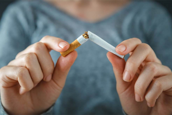 Nicotin trong thuốc lá gây sản sinh sắc tố melanin làm môi thâm xỉn màu.